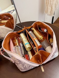Custom New Fashion Eco-Friendly Silk PU Material Zipper Durable Large Capacity Portable Medium Hand Carry Foldable Cosmetic - Product Image 3