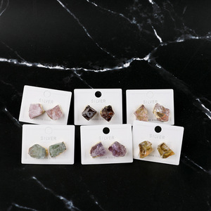 B2221 petites <span class=keywords><strong>boucles</strong></span> <span class=keywords><strong>d</strong></span>'<span class=keywords><strong>oreilles</strong></span> à quartz simples en cristal, clous <span class=keywords><strong>d</strong></span>'<span class=keywords><strong>oreilles</strong></span> en pierre brute, bijoux en pierres précieuses pour femmes - Product Image 2