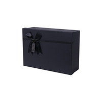 Boîte cadeau rectangulaire simple en carton blanc avec modèle en carton noir et options colorées pour cosmétiques et souvenirs