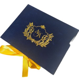 Tarjeta de Invitación de Boda de Lujo en Terciopelo Azul Marino con Estampado Dorado en Relieve y Diseño Personalizado DIY para Despedida de Soltera - Product Image 3