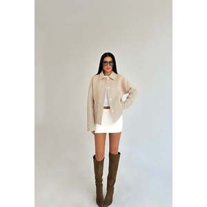 Chaqueta Cruzada para Mujer con Detalle de Bolsillo Color Crema, Blazers Elegantes - Product Image 2