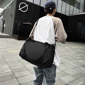 Sacs fourre-tout pour femmes avec logo personnalisé en gros, sacs à bandoulière, sacs de tennis personnalisés, sacs de sport matelassés, sacs à main pour balles de sport, sacs de pickleball matelassés - Product Image 5