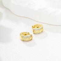 Vente en gros d'usine : Boucles d'oreilles clips hypoallergéniques, larges, en filigrane floral, entièrement pavées de zircon, finition or brillant, pour banquets et usage quotidien