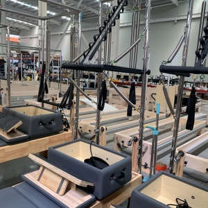 Machine de Pilates classique en chêne avec demi-tournebiquette en acier inoxydable pour studio et entraînement professionnel - Product Image 6