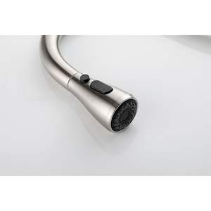 ก๊อกน้ำห้องครัวแบบก้านเดียวทันสมัย ผลิตจากโลหะผสมสังกะสี หัวฉีดแบบดึงลง ชุบเซรามิก ติดตั้งบนเคาน์เตอร์ 1 รู น้ำร้อนน้ำเย็น - Product Image 5