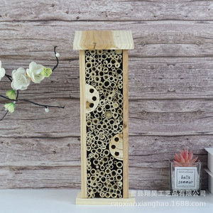 Nido de Insectos de Madera Rectangular, Color Madera Natural, Adorno Colgante para Jardín Exterior - Product Image 1