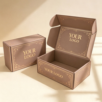 Boîte d'expédition en carton ondulé durable et écologique avec gaufrage à chaud doré et doublure en éponge pour emballage cadeau de vêtements et articles de marque