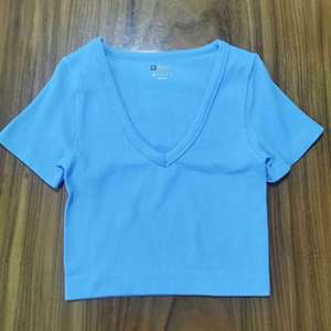 Camiseta sin mangas para mujer, estilo urbano, sin costuras, tejido elástico acanalado, manga corta, cuello en V, informal, con logo frontal, de secado rápido y transpirable - Product Image 6