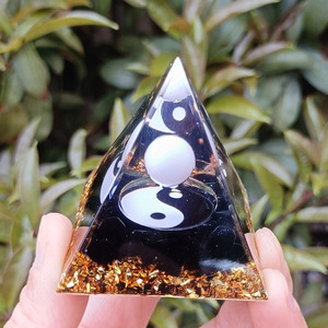 <b>Crystal</b> <b>Chip</b> Pyramid Resin Epoxy Craft Desktop Ornament Black And White Tai Chi Pattern Home Decoration Artistic Gift - Product Image 1