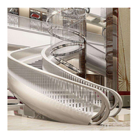Marches d'escalier en acier et bois modernes avec garde-corps en fer forgé, durables et écologiques pour une utilisation en appartement et en hall intérieur