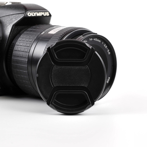 カメラDSLR用レンズを保護する67mmセンターピンチスナップオンカバー - Product Image 1