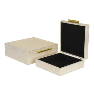 Conteneurs carrés de stockage de bijoux de 2 pièces, boîte à bijoux décorative en faux cuir de galuchat avec poignée dorée de style moderne - Product Image 3