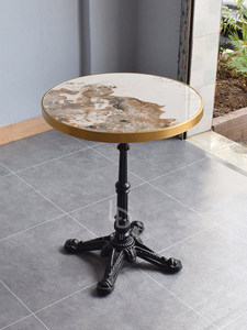 Table d'extérieur minimaliste et moderne avec plateau en dalle de roche à bord doré, personnalisable pour bars, salons de thé, cafés et usage extérieur - Product Image 4