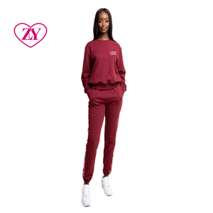<span class=keywords><strong>Felpa</strong></span> rossa personalizzata Set di pantaloni <span class=keywords><strong>con</strong></span> stampa africana all'ingrosso comoda tuta <span class=keywords><strong>con</strong></span> strisce laterali per Activewear e Loungewear - Product Image 3