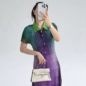 Abito <span class=keywords><strong>plissettato</strong></span> stile Miyake, Nuova Collezione Primavera 2026, Casual, con motivo a blocchi di colore sfumati arcobaleno e motivo verticale, per il tempo libero da donna - Product Image 1