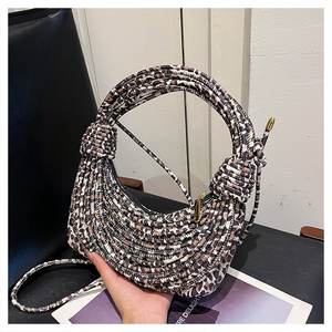 Nuevo estilo de moda para mujer, bolso Retro de nicho, bolso cruzado Popular de un solo hombro para Otoño e Invierno para damas - Product Image 1