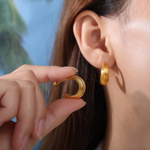 Boucles d'oreilles créoles en forme de C plaquées or en acier inoxydable, bijoux tendance, collection été 2025 - Product Image 4