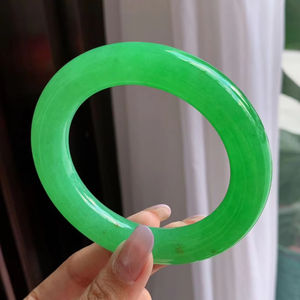 集める価値がある貴重なエメラルドグリーン翡翠のブレスレット - Product Image 1