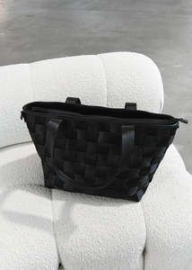 Sac fourre-tout personnalisé en cuir tressé avec logo sur mesure, fermeture tissée à la main en rotin et PU, vente en gros - Product Image 1