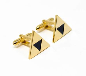 防水金メッキゼルダの伝説トライフォースカフスは、高品質のステンレス鋼製の三角形のクラシックジュエリーです。 - Product Image 3