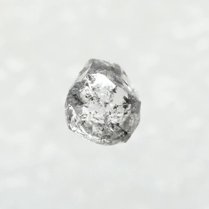 Diamante natural en bruto de alta calidad de 1.57 ct., 7.49 x 6.64 x 3.90 mm, tipo sal y pimienta, sin cortar, para joyería de diamantes de boda. - Product Image 2