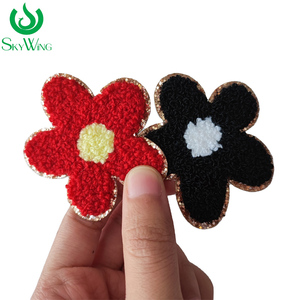 Atacado de Fábrica: Aplique de Flor Chenille Vermelha para Vestido Infantil, <span class=keywords><strong>Patches</strong></span> Bordados com <span class=keywords><strong>Glitter</strong></span> Adesivo - Product Image 3