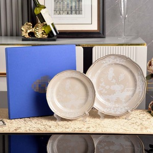 Juego de Platos de Cerámica Beige de Lujo con Relieve Floral Blanco y Borde Dorado, Vajilla Elegante de Porcelana Fina - Product Image 1