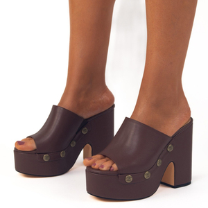 Sandalias de tacón alto y grueso para mujer, con plataforma, punta abierta, adornos metálicos y diseño sólido - Product Image 1