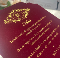 Carte de menu de luxe en velours avec monogramme personnalisé en feuille d'or, bord irrégulier, pour mariage, avec pompons