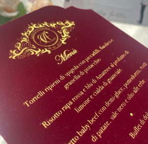 การ์ดเมนูกำมะหยี่รูปทรงหรูหรา พร้อมปั๊มฟอยล์ทองคำแบบกำหนดเอง ขอบไม่สม่ำเสมอ สำหรับงานแต่งงาน พร้อมพู่ห้อย - Product Image 6