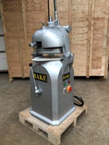 Équipement de boulangerie, diviseuse et arrondisseuse de pâte à pain semi-automatique pour la fabrication du pain - Product Image 4