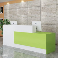 Bureau de réception d'hôtel commercial en bois massif en forme de L, design moderne et luxueux, avec hauteur réglable et caractéristiques faciles à nettoyer