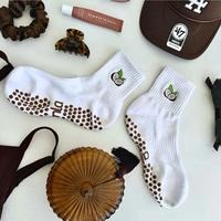 Popular colorido niñas Grip Pilates Ruffle calcetines gruesos Terry logotipo personalizado gimnasio antideslizante Yoga Grip Calcetines