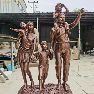 Una familia de tres esculturas de plástico reforzado con fibra de vidrio (FRP) con un tema para padres e hijos, con una madre y un hijo - Product Image 3