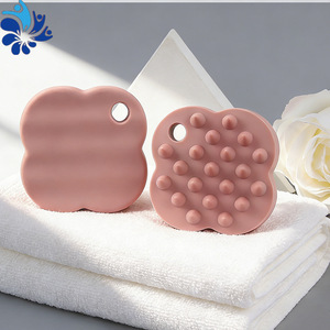 Cepillo de masaje para el cuero cabelludo de silicona con forma de pétalo y dientes cónicos para uso en el hogar y en salones de belleza - Product Image 4