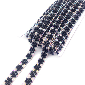 Styles de fleurs particulières Fer sur strass de couleur noire pour vêtements et accessoires - Product Image 1