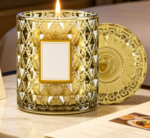 <span class=keywords><strong>Cera</strong></span> perfumada decorativa en elegante frasco <span class=keywords><strong>de</strong></span> vidrio texturizado dorado con tapa a juego, con una fragancia cautivadora. - Product Image 1