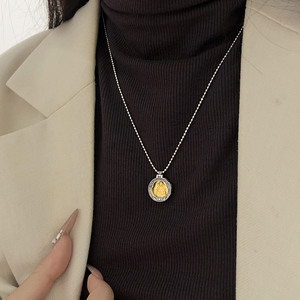 Collar con colgante de plata de ley S925 con diseño redondo de oro antiguo del Dios de la Fortuna para mujer, uso diario - Product Image 1