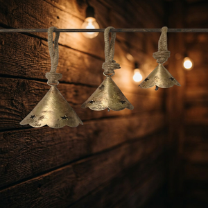 Clochettes métalliques vintage festonnées à suspendre, décoration rustique de style ferme pour la maison, le jardin et Noël - Product Image 2