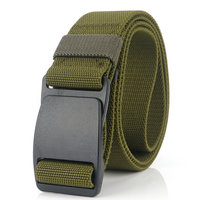 La ceinture carrée réglable à boucle plate invisible, maintient confortablement vos pantalons en place