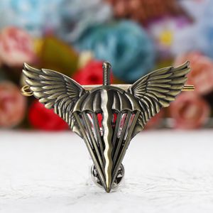 Insignia personalizada con diseño de alas y espada, tipo broche de mariposa, para regalos publicitarios, premios y artículos conmemorativos. - Product Image 1