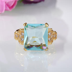 Anello da Cocktail F620 per Donna in Oro Massiccio 18K con Topazio Taglio Smeraldo, Design Geometrico, Gioiello Raffinato per Fidanzamento - Product Image 6