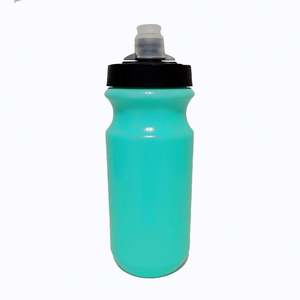 Bouteille d'eau de sport de 700ml avec logo personnalisé en gros de qualité alimentaire sans Bpa bouteille d'eau de vélo à presser pour le cyclisme - Product Image 1