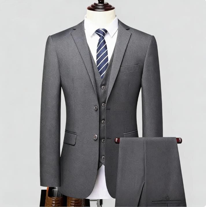 Ensemble veste grise à deux boutons, chemise et pantalon.