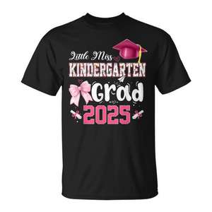 Camiseta Little Miss Kindergarten Grad 2025 con diseño de lazo y gorra rosa - Product Image 1