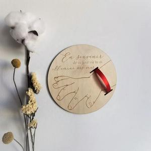 Plaque commémorative de naissance de bébé en bois ronde sculptée Collection de nouveau-né Pendentif - Product Image 4