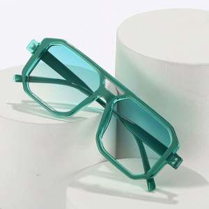 Gafas de Sol Cuadradas de Moda Vintage al por Mayor para Hombre y Mujer, Estilo Punk con Remaches Poligonales y Doble Puente - Product Image 3