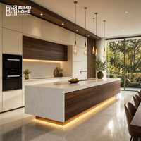 Meubles de cuisine contemporains bicolores laqué crème cachemire et noyer fumé, îlot flottant avec éclairage LED, menuiseries de cuisine sur mesure