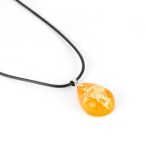 Collana con Fiore di Gypsophila Fatta a Mano in Resina Epossidica per Donne, Prodotto da IVR Factory - Product Image 4