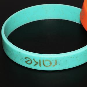 Nueva pulsera de silicona con purpurina promocional de alta calidad personalizada con estilo con impresión de logotipo dorado - Product Image 2